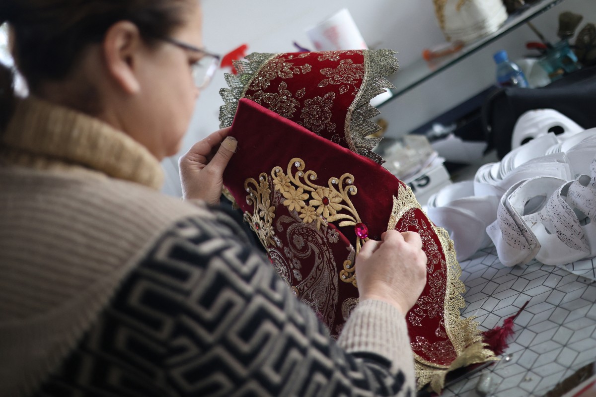 بالصور- ريش ودانتيل وكريستال... محترف في ألبانيا يصنع أقنعة أشهر الكرنفالات العالمية